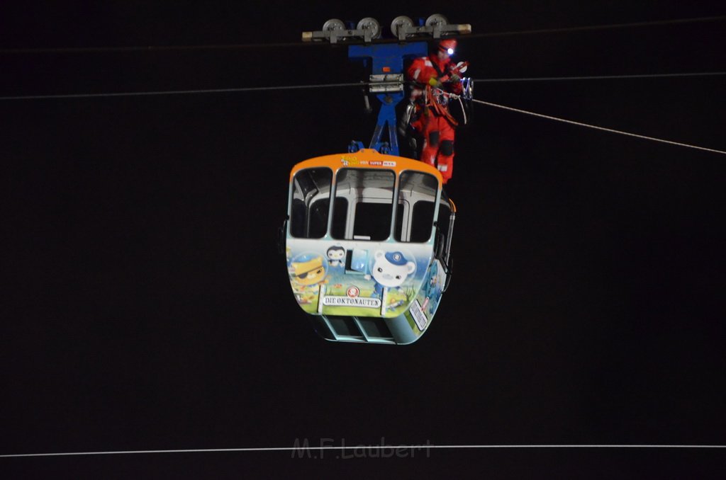 Einsatz BF Hoehenretter Koelner Seilbahn Hoehe Zoobruecke P2611.JPG